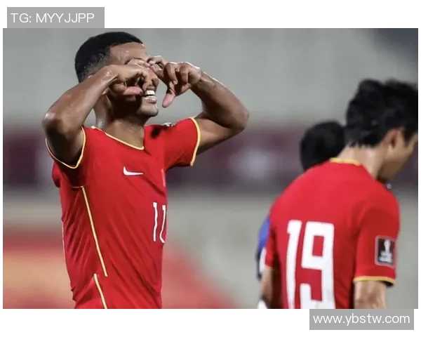 穿红色足球鞋驰骋绿茵场的球星是谁他为何成为球迷心中的焦点